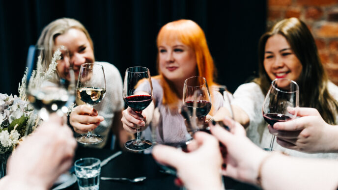 Viinilasien kilistelyä