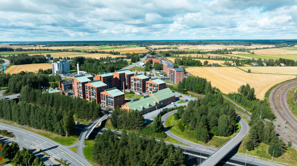 Kesäinen ilmakuva Itikanmäen korttelista, taivas on pilvinen